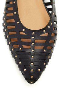Scarpa stiletto nera caratterizzata da un design con ritagli, adornata con borchie in tono dorato sulla parte superiore. Fodera interna liscia con punta affusolata.
