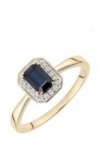 Zlatý prsteň s obdĺžnikovým modrým drahokamom, obklopený malými priezračnými kameňmi, s osemuholníkovým uchytením a hladkým prstencom.
