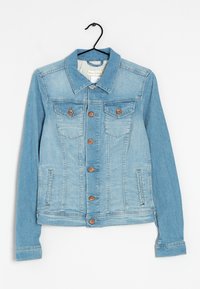 Giacca di denim azzurro chiaro con colletto classico, due tasche sul petto, dettagli in bottone di rame e una texture leggermente sbiadita.