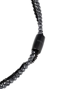 Sort perlekæde med facetterede metalliske perler og en cylindrisk lås, der er graveret med "BREIL," på en hvid baggrund.