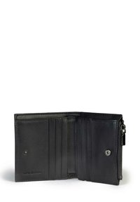 Czarny skórzany portfel o otwartym fasonie, z wieloma slotami na karty, kieszenią na zamek błyskawiczny oraz zapięciem na napę.