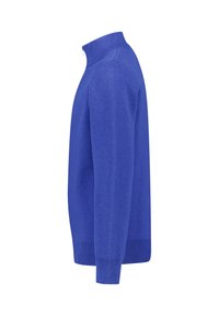 Blauwe gebreide trui met hoge kraag, geribbelde zoom en manchetten, met een gladde textuur en een klassieke pasvorm.