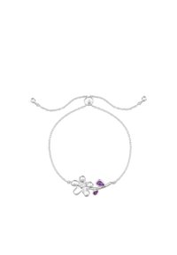 Bracciale in argento con un design floreale, dotato di un fiore texturizzato e due accenti viola, collegato da una delicata catena con chiusura regolabile.