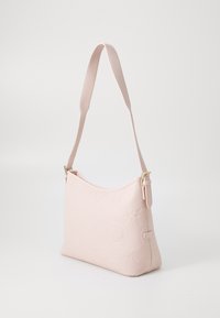 Borsa a spalla rosa chiaro realizzata in materiale sintetico testurizzato, con motivi floreali embossati e una tracolla regolabile con dettagli dorati.