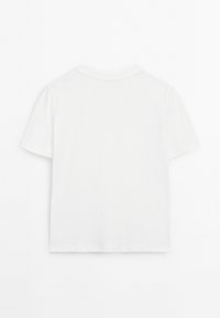 Biała koszulka z krótkim rękawem wykonana z bawełny. Charakteryzuje się prostym okrągłym dekoltem i prostym dołem, bez wzorów czy akcentów.