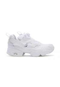 Baltas sneakers ar struktūrētu, inženierijas tīkla apvalku. Iezīmējas ar izteiktu izgriezumu, mīkstu zoli un apaļas purngalu dizainu.