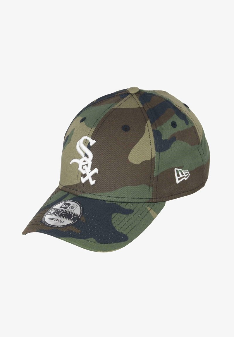 Camouflage-Basketballkappe aus grünem, braunem und schwarzem Stoff. Mit weißem gesticktem Logo, verstellbarem Riemen und gebogenem Schirm.