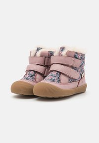 Bottes roses pour tout-petits avec tige textile à motif floral, bandes Velcro, doublure en fausse fourrure et semelle en caoutchouc avec texture nervurée.