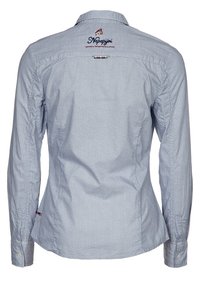 Camicia blu con bottoni, presenta un piccolo motivo geometrico, maniche lunghe e un logo ricamato sul colletto posteriore. Texture del tessuto liscia.