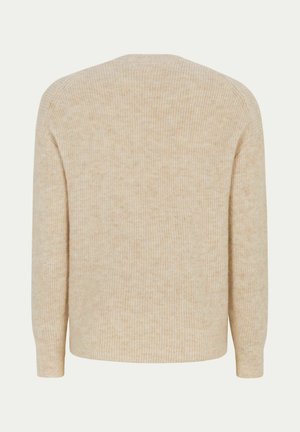 Beżowy sweter z prążkowanego dzianiny, z okrągłym dekoltem, długimi rękawami, o średniej grubości, miękkiej fakturze, minimalistycznym wzornictwie, bez widocznych ozdób ani dodatków.