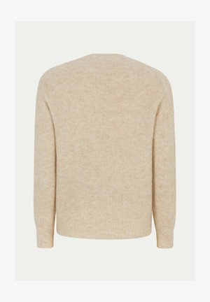 Beżowy sweter z prążkowanego dzianiny, z okrągłym dekoltem, długimi rękawami, o średniej grubości, miękkiej fakturze, minimalistycznym wzornictwie, bez widocznych ozdób ani dodatków.