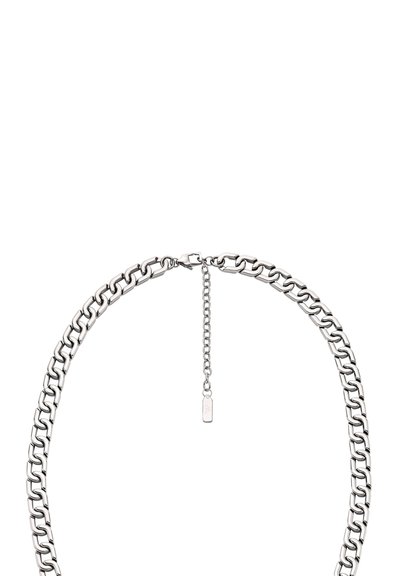 Collier en chaîne argentée avec des maillons entrelacés, doté d'un fermoir homard et d'une chaîne ajustable avec un petit détail en forme d'étiquette.