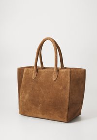 Bruine leren tote bag met twee bovenhandvatten, rechthoekige vorm, gladde textuur en minimalistisch ontwerp. Geen zichtbare hardware of patronen.