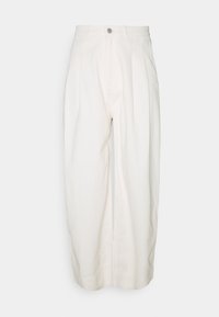 Pantalones blancos de pierna ancha con cintura alta, frente plisado y cremallera frontal. Hechos de algodón con una textura suave y dobladillos terminados.