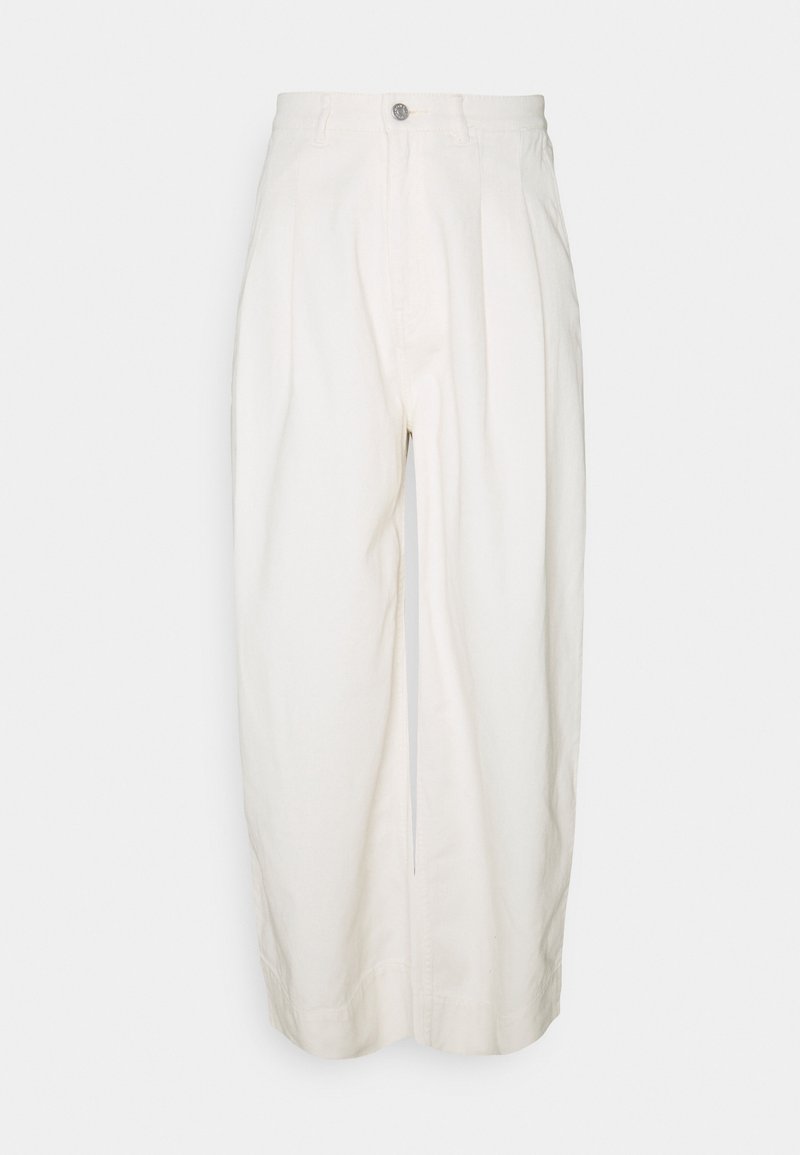 Pantalones blancos de pierna ancha con cintura alta, frente plisado y cremallera frontal. Hechos de algodón con una textura suave y dobladillos terminados.