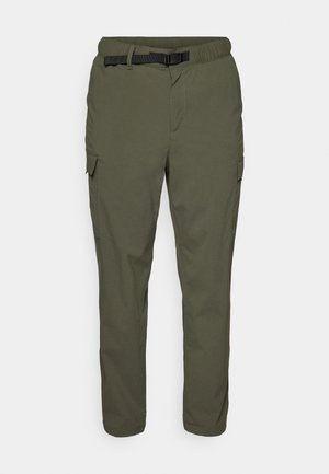 Pantalons cargo vert olive avec une taille élastique et une boucle noire, dotés de poches latérales et d'un design de jambes fuselées, fabriqués en tissu léger.