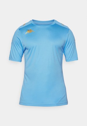 Himmelblaues, sportliches kurzärmliges Shirt aus glattem Stoff. Mit goldenen Logoakzenten an den Schulternähten. Einfaches Rundhalsdesign.