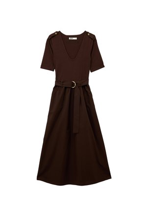 Vestido midi marrón oscuro con mangas cortas, escote en V, botones en los hombros y cinturón a juego con hebilla de anillo metálico.