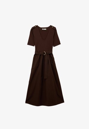 Vestido midi marrón oscuro con mangas cortas, escote en V, botones en los hombros y cinturón a juego con hebilla de anillo metálico.