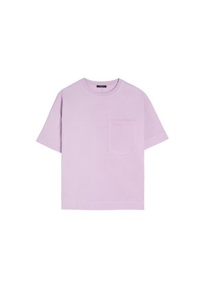 Lilac short-sleeve t-shirt made of cotton, featuring a crew neck and a patch pocket on the left chest. Smooth texture, relaxed fit.