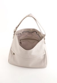 Vaalea harmaa nahkainen käsilaukku, jossa on tilava sisustus, sisäpuolella vetoketjullinen tasku ja pehmeä, sileä rakenne. Laukussa on kaareva siluetti ja yksi olkahihna.