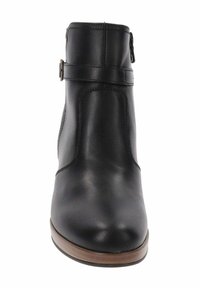 Zwarte leren enkellaars met een ronde neus, zijritssluiting en een decoratieve riem met een accentgesp. Houten zool.
