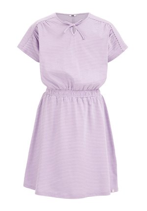 Fioletowa sukienka w paski z krótkimi rękawami, elastyczną talią oraz wiązaniem przy dekolcie. Wykonana z miękkiego materiału o luźnym kroju.