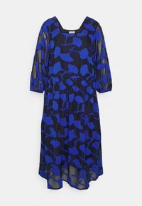 Vestido azul transparente com decote quadrado, mangas três quartos e uma cintura franzida. Apresenta um padrão de folhas em azul mais escuro sobre um fundo azul-marinho.
