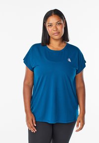 Krátky rukáv, teal športový tričko z mäkkej a ľahkej látky s okrúhlym výstrihom a malým logom na ľavej hrudi.