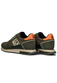 Sneaker verde oliva con accenti neri, materiali in suede e rete, linguetta arancione sul tallone e suola crema. Caratterizzate da un logo distintivo su un lato.