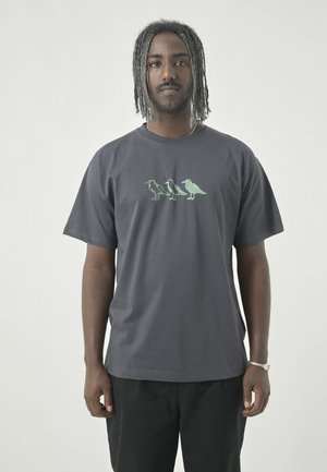 Dunkelgraues T-Shirt mit einem grünen Grafikdruck von drei Vögeln auf der Vorderseite. Hergestellt aus Baumwolle mit einem lässigen Schnitt und kurzen Ärmeln.