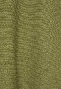 Échantillon de tissu tricoté en vert olive ; texturé avec un motif constant, doux et flexible, présentant de légères variations d'ombrage.