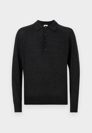 Polo noir à manches longues fabriqué en matériau tricoté doux, avec un col classique, une patte de boutonnage à cinq boutons et un ourlet côtelé.