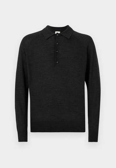 Polo a maniche lunghe nera realizzata in un morbido tessuto a maglia, con colletto classico, patta con cinque bottoni e bordo a costine.