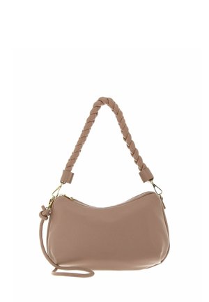 Sac à main à poignée tressée en cuir doux couleur blush, présentant une forme courbée, des accents en métal doré et une bandoulière ajustable pour plus de polyvalence.