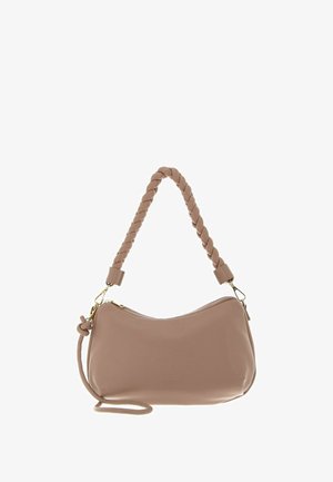 Sac à main à poignée tressée en cuir doux couleur blush, présentant une forme courbée, des accents en métal doré et une bandoulière ajustable pour plus de polyvalence.
