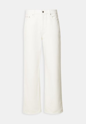 Białe dżinsy z szerokimi nogawkami, zapinane na guziki z przodu, z szlufkami na pasek i pięcioma kieszeniami.