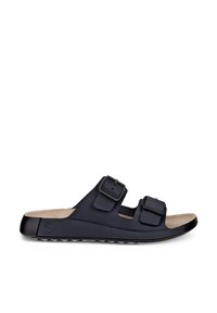 Črna odprta sandal z dvema nastavljivima trakoma z zaponkama in bež podplatom, prikazana od strani na belem ozadju.