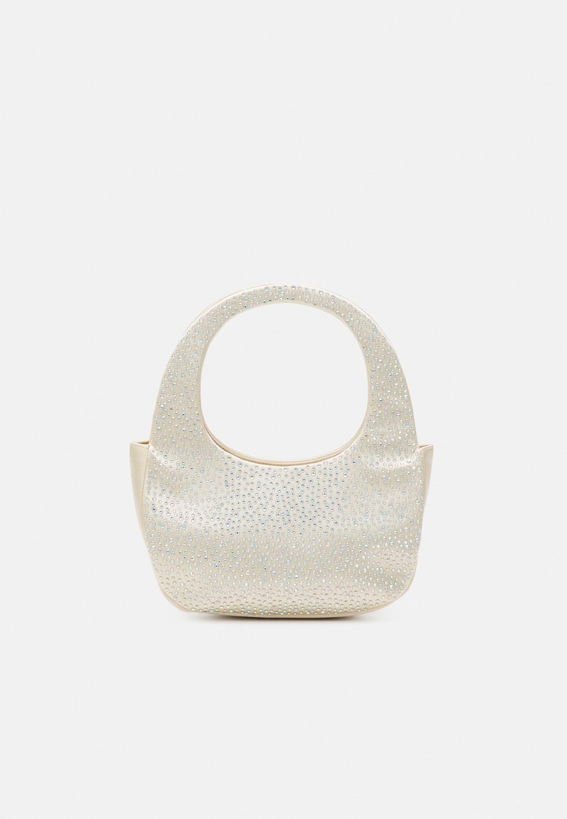 Petit sac à main crème avec une poignée arrondie, couvert de strass brillants espacés uniformément sur un fond uni.