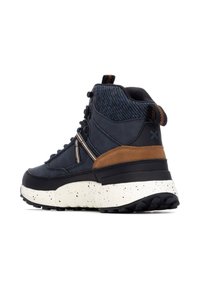 Zapatillas altas de color azul oscuro con acentos marrones, parte superior texturizada, suela blanca salpicada y suela exterior de goma negra. Incluye características de cordones y toggle.