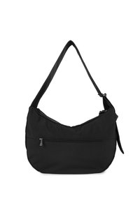 Sac d'épaule noir en forme de croissant avec une bandoulière ajustable et une poche zippée à l'avant sur fond blanc.