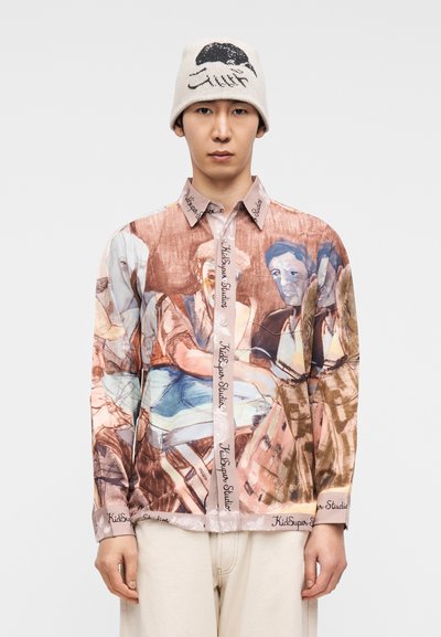 Μακρυμάνικο πουκάμισο με καλλιτεχνικό print σε ζεστούς τόνους, με κομψό γιακά και κλείσιμο με κουμπιά, με την ετικέτα "KidSuper Studio".