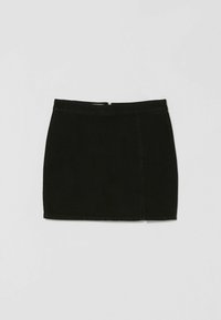 Černá džínová sukně s přiléhavým střihem, která má skrytý zip na zadní straně a hladkou texturu bez dalších vzorů.