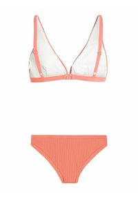 Set bikini corallo composto da un top triangolare con fodera bianca e spalline regolabili, abbinato a slip bikini corallo a coste.