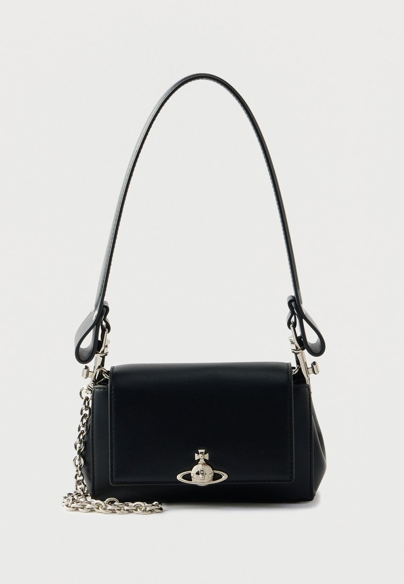 Μαύρη δερμάτινη τσάντα με δομημένο σχεδιασμό, αλυσίδα και ρυθμιζόμενο λουράκι, με ασημένιο κούμπωμα και λογότυπο στην πρόσοψη.