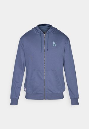 Navy zip-up huppari pehmeästä kankaasta, jossa on huppu, etu kangaroo-taskut ja vaaleansininen "LA" logo vasemmassa rinnassa.