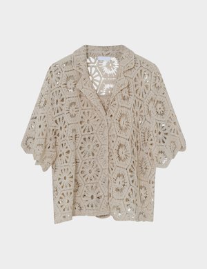 Beige Häkelbluse mit kurzen Ärmeln, hexagonalen Blumenmustern und einem Ausschnitt mit Kerbkragen, präsentiert vor weißem Hintergrund.