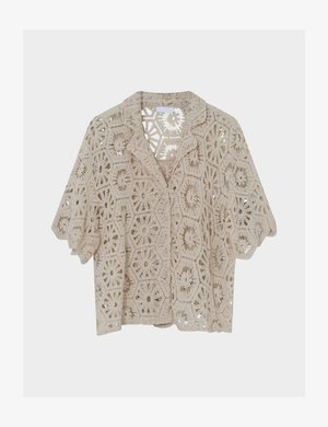 Smėlinės spalvos nėrinių palaidinė trumpomis rankovėmis su šešiakampiais gėlių raštais ir įpjauta apykakle, demonstruojama ant balto fono.