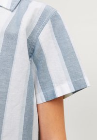 Jack & Jones Junior JPRCCSUMMER STRIPE RESORT - Overhemd - captains blue