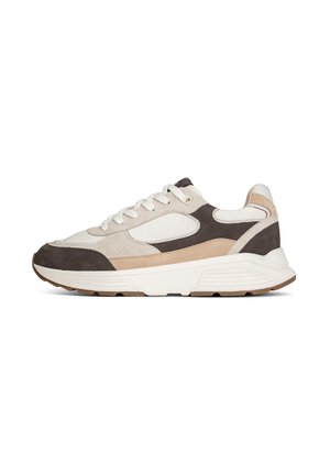 Sneakers met een combinatie van wit leer, beige suède en donkerbruine accenten. Dikke witte zool met textuurnuances; vetersluiting.